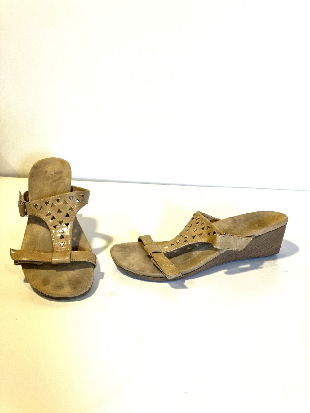 VIONIC Maggie Tan/Camel Patent Adjustable Orthotic Wedge Sandals. Size 10.
